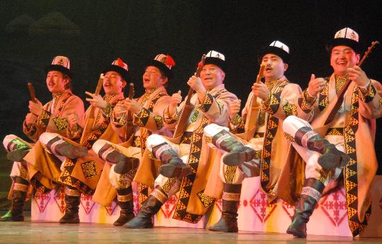 图文：新疆歌舞献演“八艺节”(2)