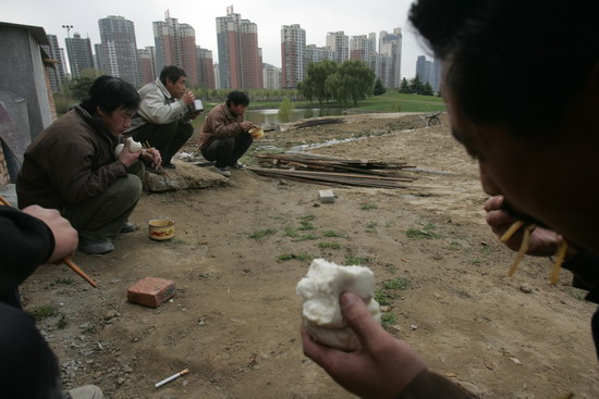 11月3日,该工地一工人因不满伙食差,被一包工头殴打致全身多