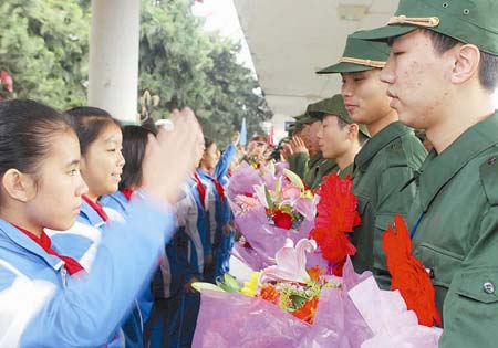 图文:福建首批新兵踏上征程