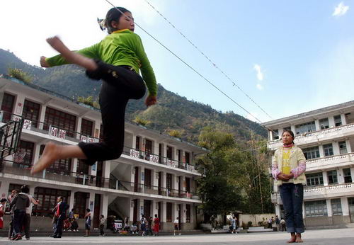 图文:马吉乡小学孩子光着脚在跳绳子