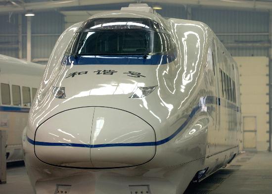 图文:中国自主研制的首列时速300公里动车组列