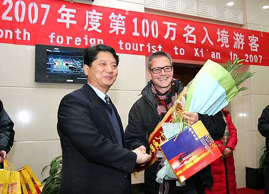 图文:西安旅游局长机场迎接入境游客