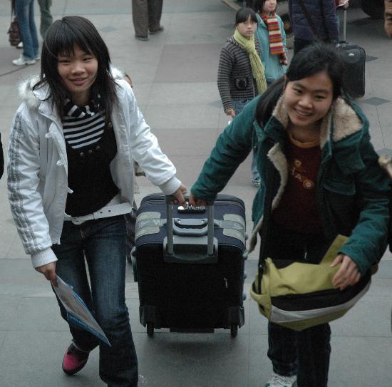 图文:两名学生在南宁火车站准备进站