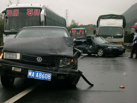 福州高速路7车连环追尾4人死亡(组图)