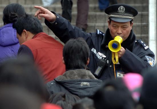图文:铁路警察正在杭州火车站外疏散旅客