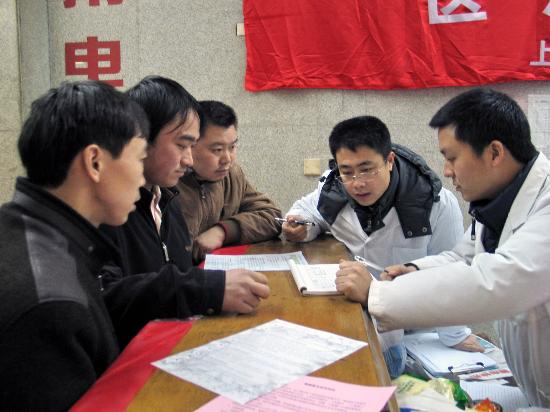 图文:工作人员在杭州火车站为滞留旅客心理辅