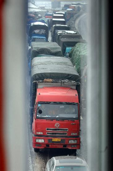 图文：京珠高速公路湖南段车辆堵塞现象严重