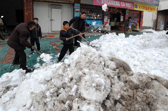 图文:霍山县朱佛庵镇的一家人共同铲雪_新闻中心_新浪网