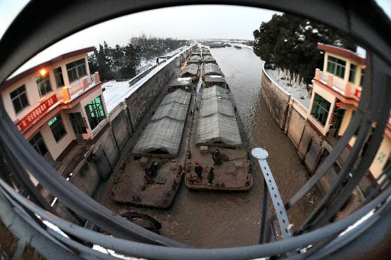 图文:运输电煤的船队进入苏北运河扬州邵伯船