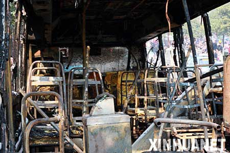 组图：重庆一辆公交车当街起火被烧毁