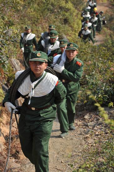 正文   2月16日,武警江西总队一支队官兵在江西万安县境内的万潭线204