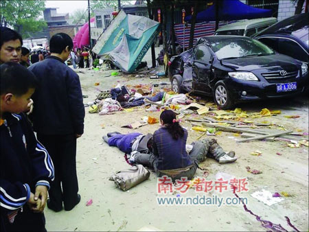 南阳独山景区车祸现场伤亡惨重,惨不忍睹.王伦新摄 据《南方都市报》