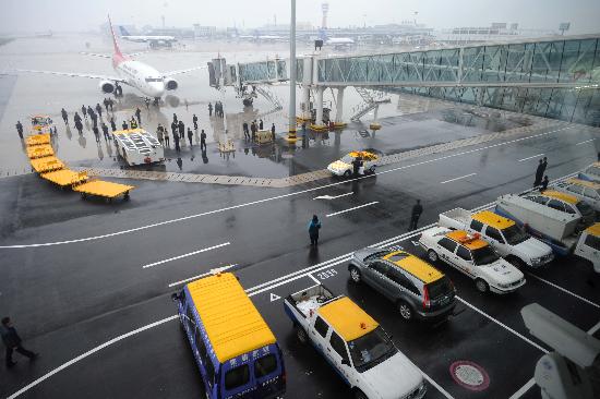 图文:航班号为ZH9948的航班抵达天河机场