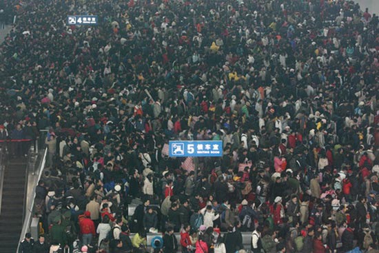 图文:武昌火车站候车室内积满了等待乘车旅客