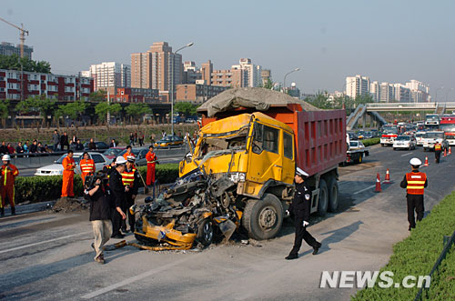 组图:北京莲石路发生交通事故1人死亡