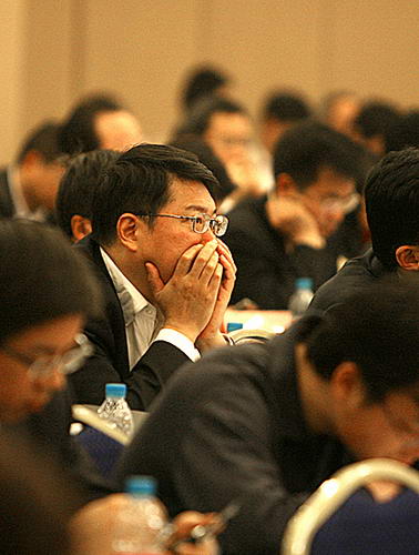 图文:参加会议为避嫌用手捂住脸