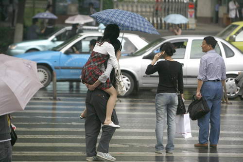 图文:大雨来临前准备过马路的行人