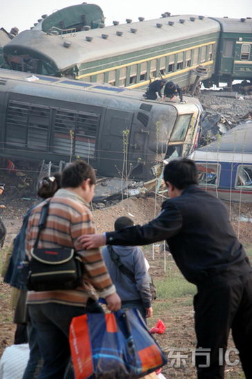 图文:幸存者观望火车残骸