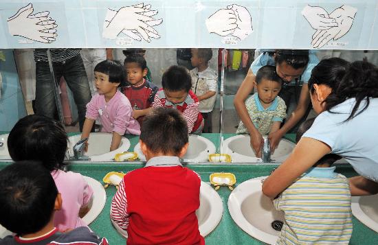 图文:银川第一幼儿园老师在教小朋友正确洗手