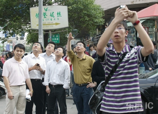 图文：南京新街口的员工打电话