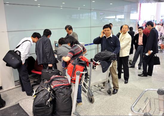 图文:首都机场前往四川方向的旅客在退票