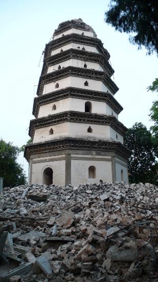 四川阆中古城明代白塔在地震中拦腰折断(图)-刘旭的人个博客