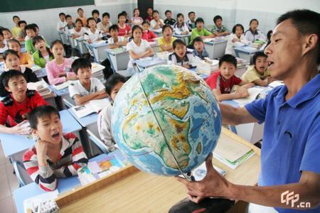 图文:学生在听地理老师讲课