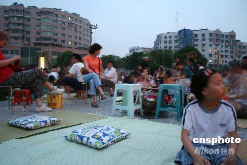 图文:四川汶川地震内江市民露宿野外避险