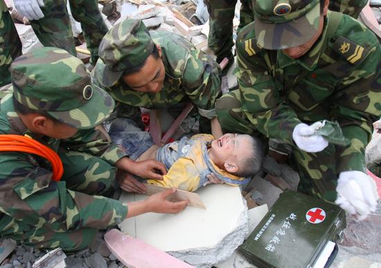 图文：武警战士抢救受伤的儿童