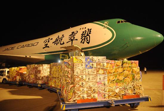 图文:广西南宁120吨的食品被装上货运飞机