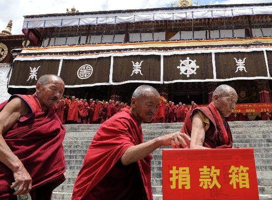 图文:拉萨哲蚌寺喇嘛给四川汶川地震灾区捐款