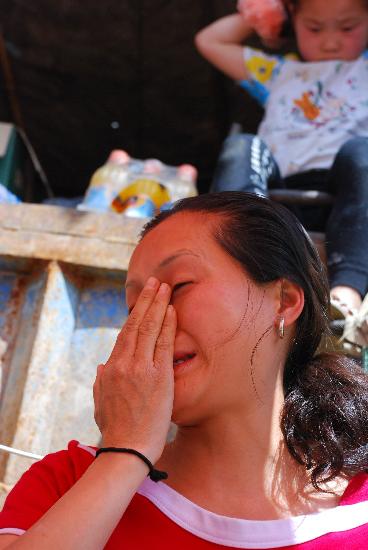 图文：四川青川县姚渡镇灾区的一位妇女掩面而泣