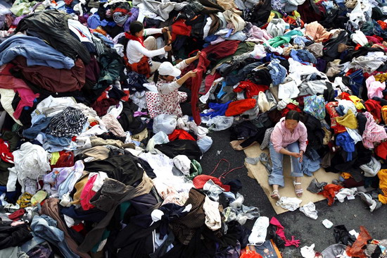 图文：灾民挑选捐助的衣物