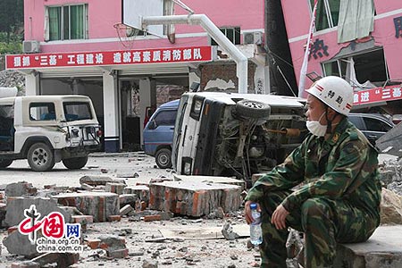 组图:北川县政府办公楼震后成废墟