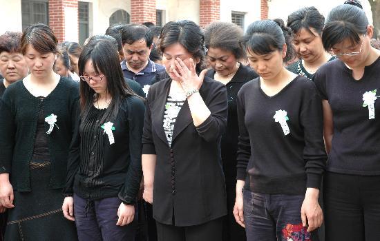 图文:安徽芜湖居民为汶川大地震遇难者默哀