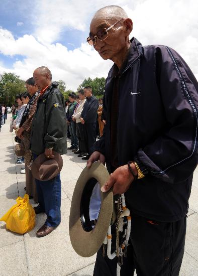图文：藏族老人向汶川大地震遇难者默哀