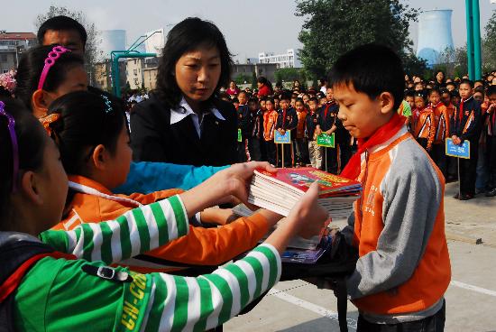 图文:灾区学生赖仕霖在烟台小学校接受捐赠