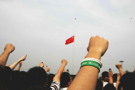 组图:人群在天安门广场高喊中国加油