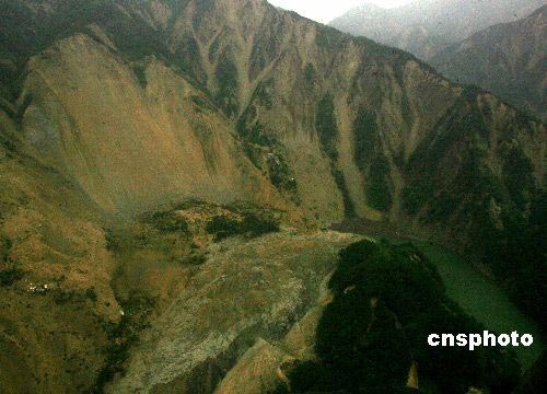图文:汶川地震大山崩塌形成危险的堰塞湖