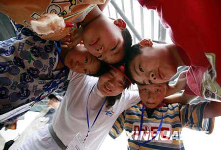 老师为来自绵阳灾区小学生进行心理辅导