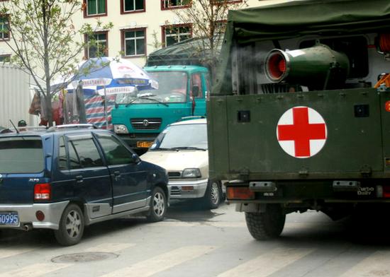 图文:野战卫生防疫车在高效地执行消毒工作