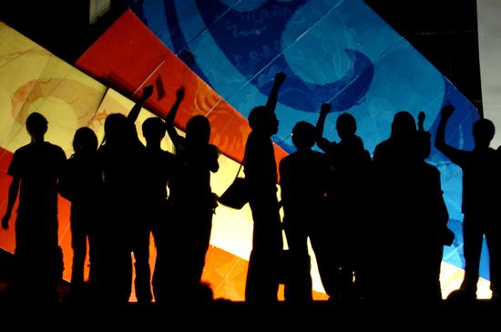 组图:宁波市民为四川地震死者祈祷