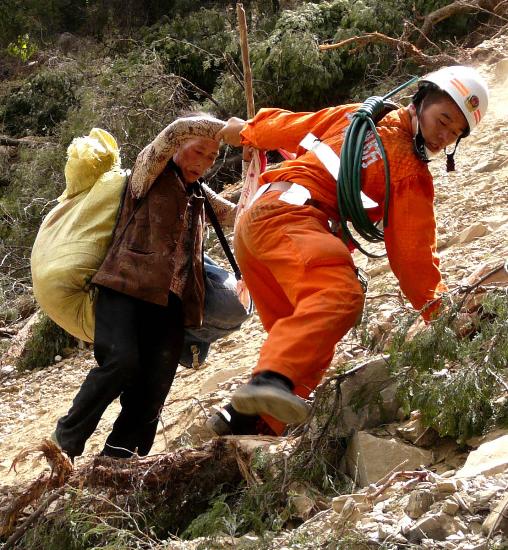图文:广东消防总队官兵在四川省平武县南坝镇