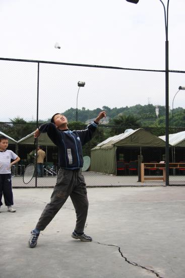 图文:一个男孩正在打羽毛球