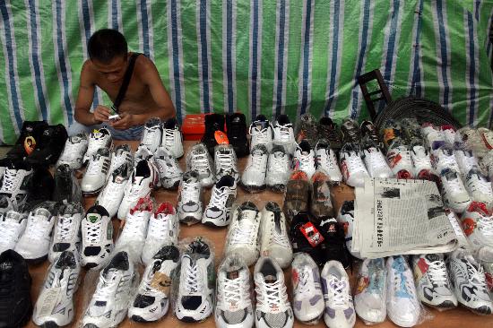 图文:商户在帐篷前摆摊卖鞋