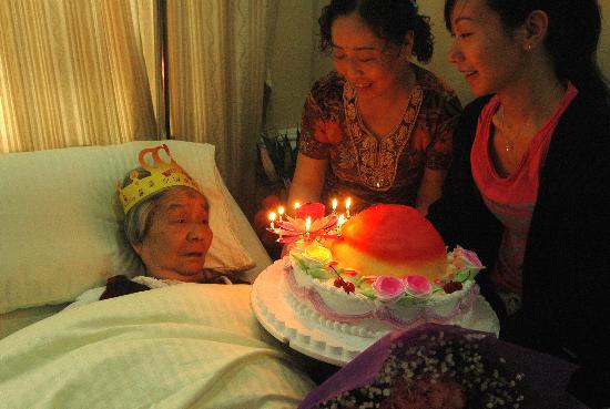 图文:灾区老人爱心病房里过80岁生日