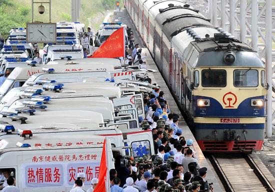 图文:运送伤员的专列进入扬州火车站