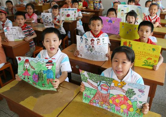 图文:灾区孩子在连云港小学课堂上展示绘画