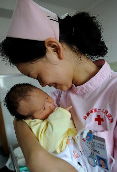 图文:护士张琴抱着禹里乡刚出生13天的女婴