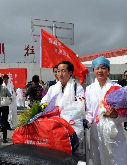 图文:西藏阜康医院医护人员从灾区回到拉萨